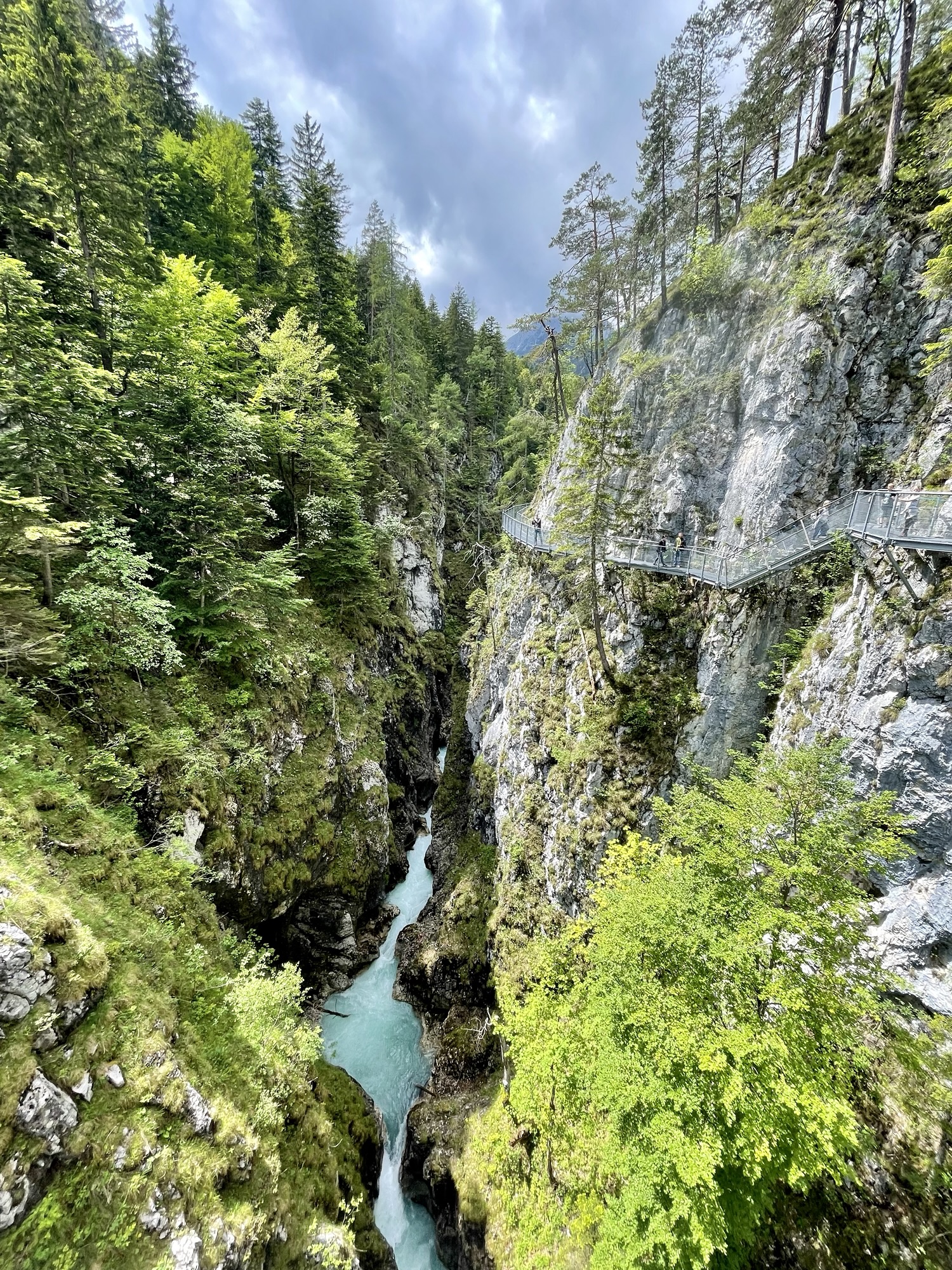 Leutasch Gorge - family at the gorge